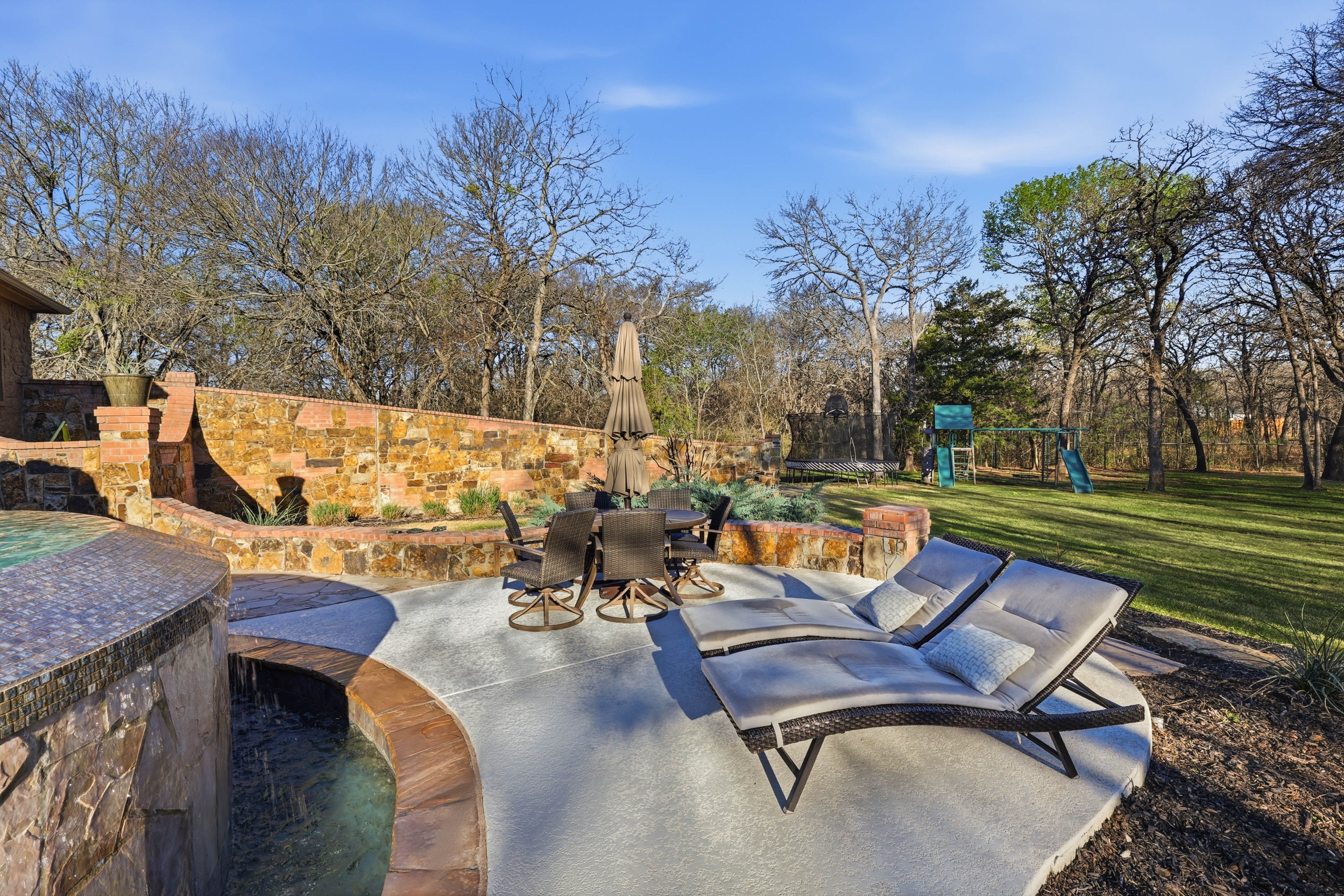  Resort-Style Estate Living on 1.9 Wooded Acres in Prestigious Shadow Wood Estate - 物件實景