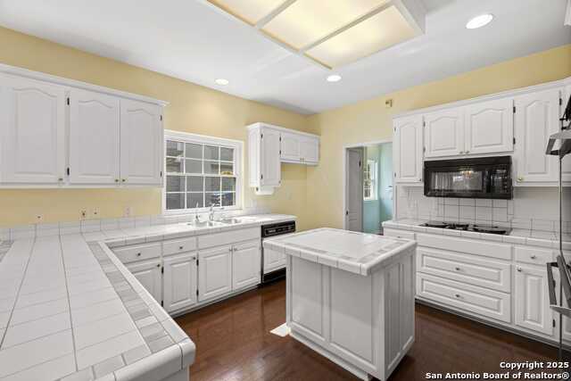 Kerrville, Texas, 78028, United States, 3 Bedrooms Bedrooms, ,4 BathroomsBathrooms,Residential,For Sale,1910535