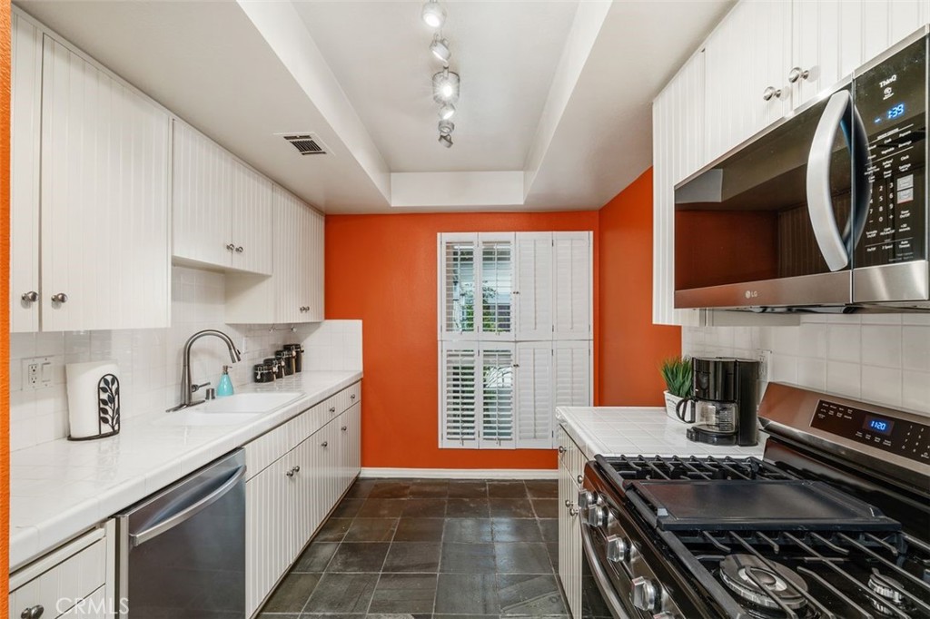 Northridge, California, 91325, United States, 2 Bedrooms Bedrooms, ,3 BathroomsBathrooms,Residential,For Sale,1991947