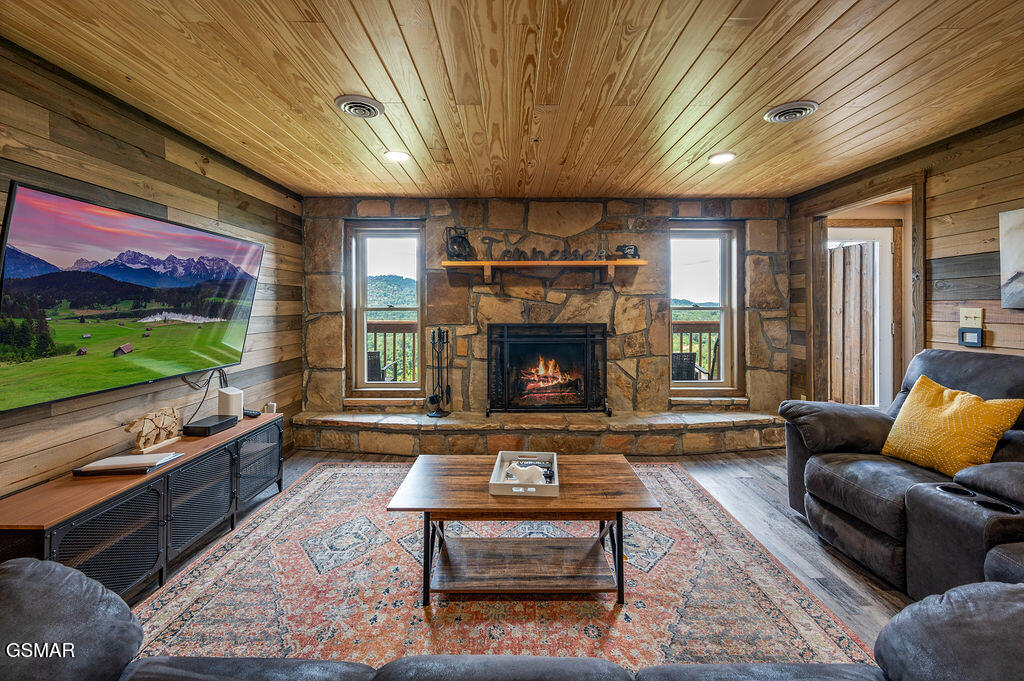 Sevierville, Tennessee, 37876, United States, 4 Bedrooms Bedrooms, ,6 BathroomsBathrooms,Residential,For Sale,2008845