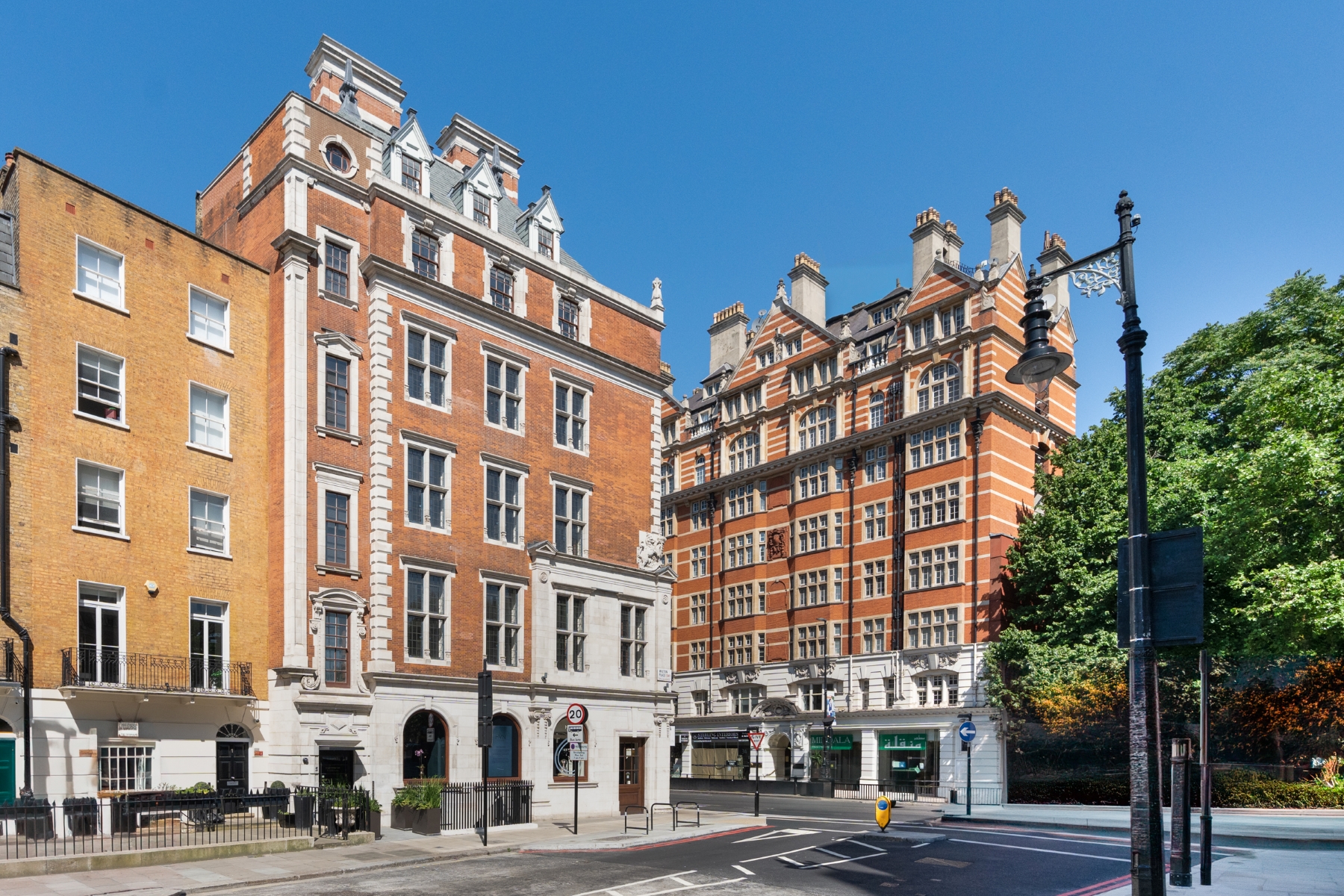 Meticulously designed one-bedroom apartment in Knightsbridge Gate 
