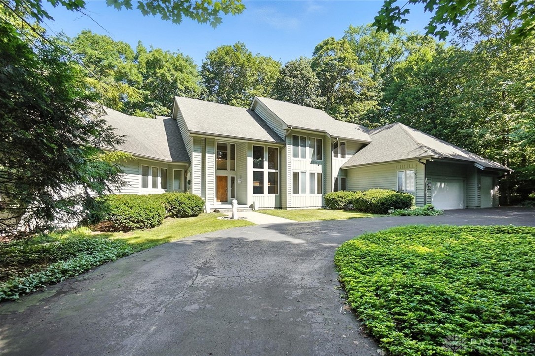 Sugarcreek Twp, Ohio, 45440, United States, 4 Bedrooms Bedrooms, ,5 BathroomsBathrooms,Residential,For Sale,1902150
