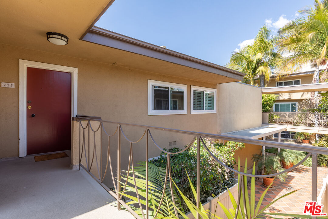 West Hollywood, California, 90069, United States, 1 Bedroom Bedrooms, ,1 BathroomBathrooms,Residential,For Sale,1987979