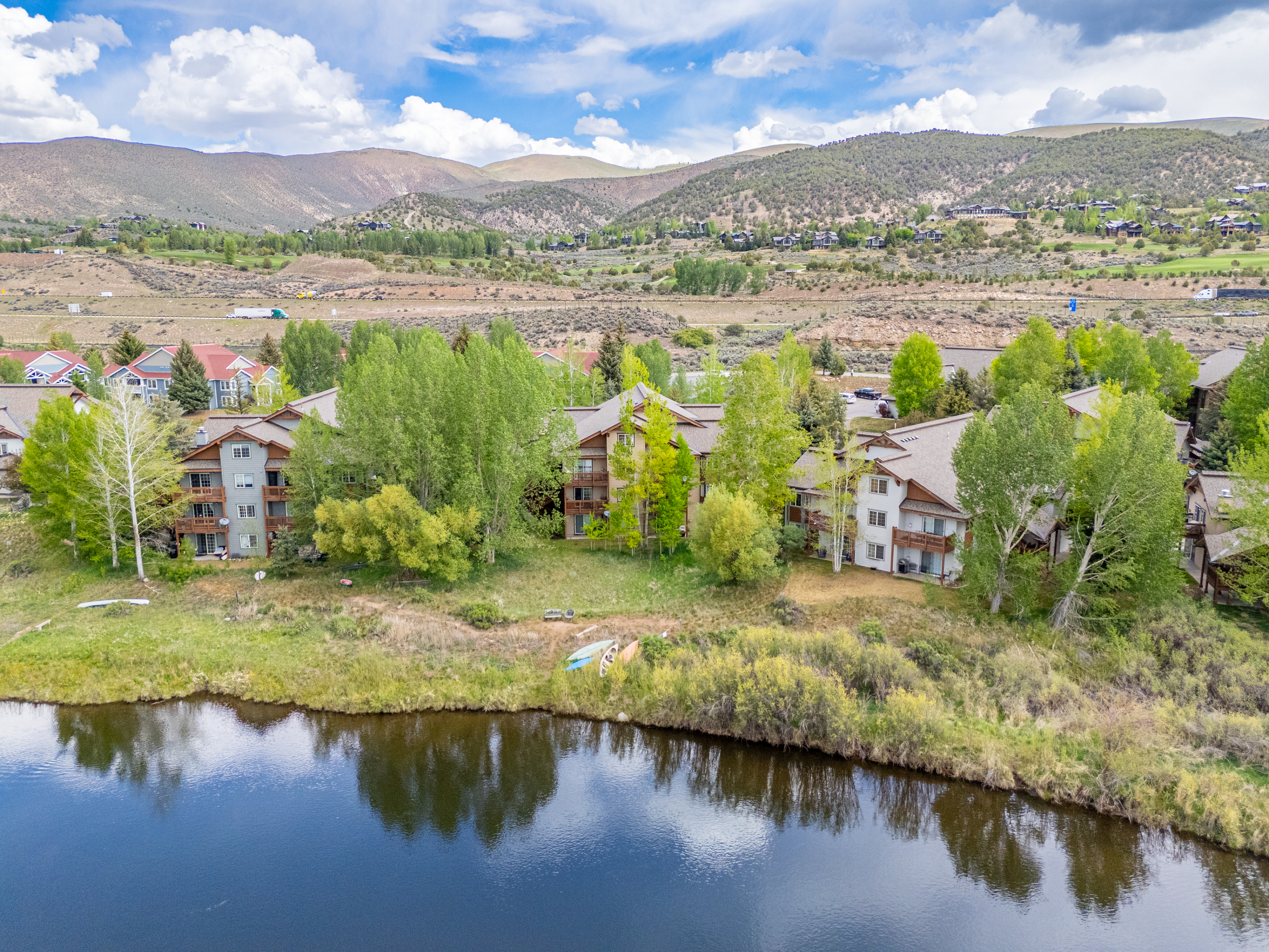  South-Facing End-Unit Residence With Beautiful River and Mountain views - 物件實景