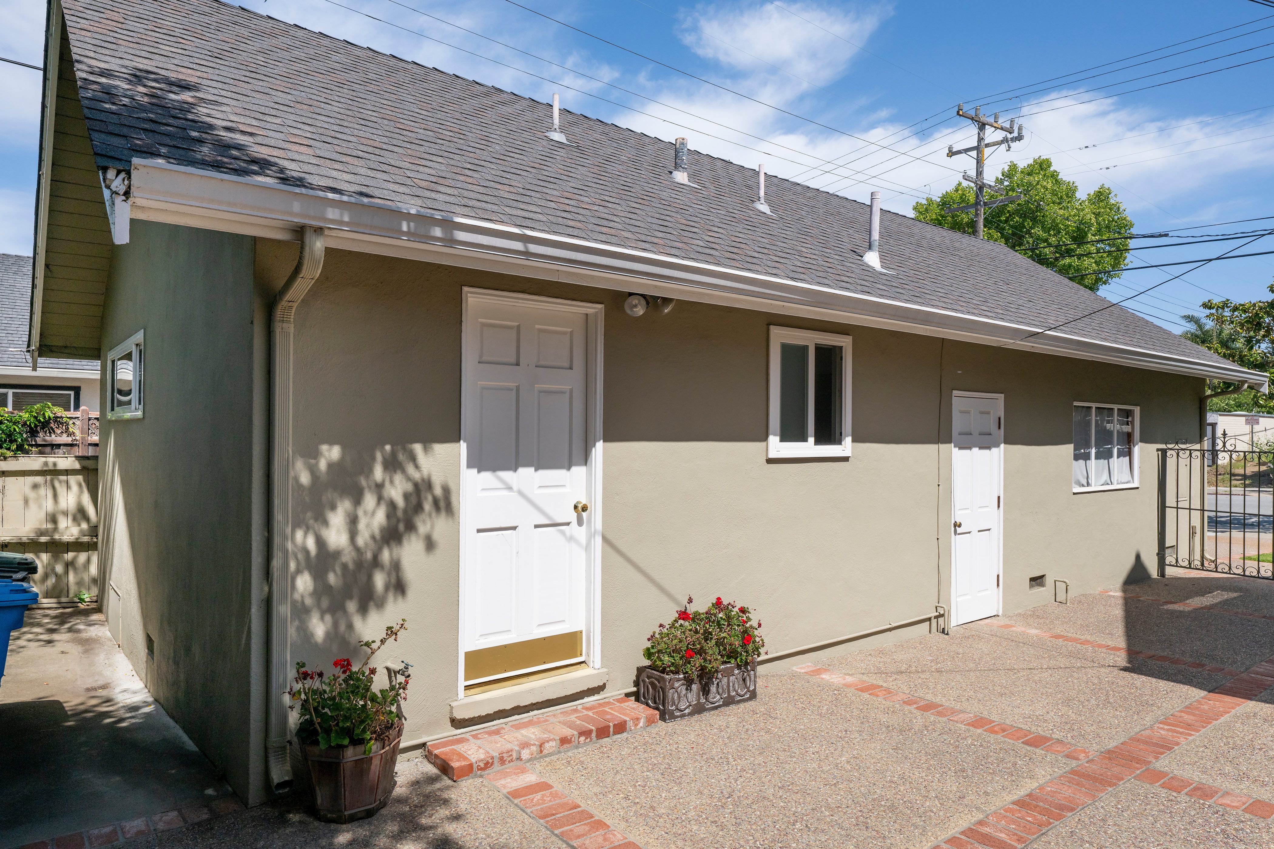  Charming Single-Level Home With ADU on Large Flat Lot - 物件實景