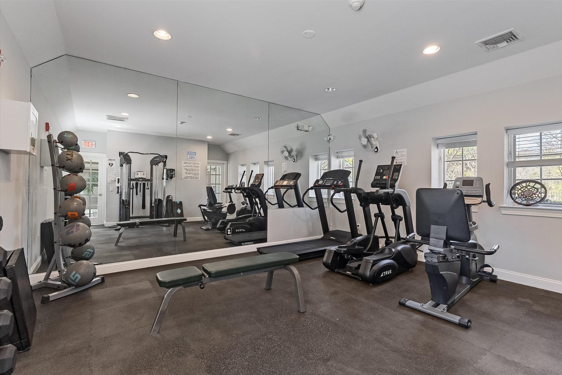  Luxury Townhome Offers Sophisticated Living and Privacy - 物件實景