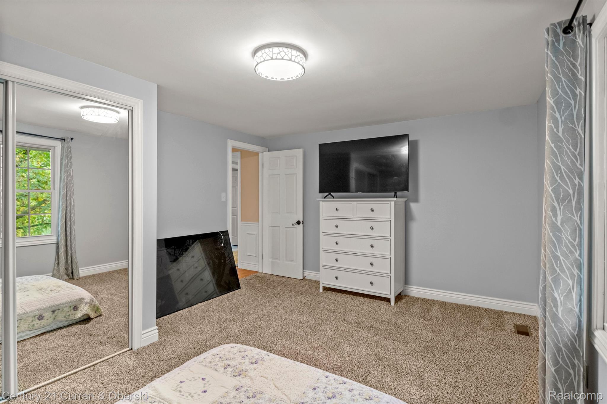 West Bloomfield Charter Township, Michigan, 48322, United States, 4 Bedrooms Bedrooms, ,3 BathroomsBathrooms,Residential,For Sale,1977559