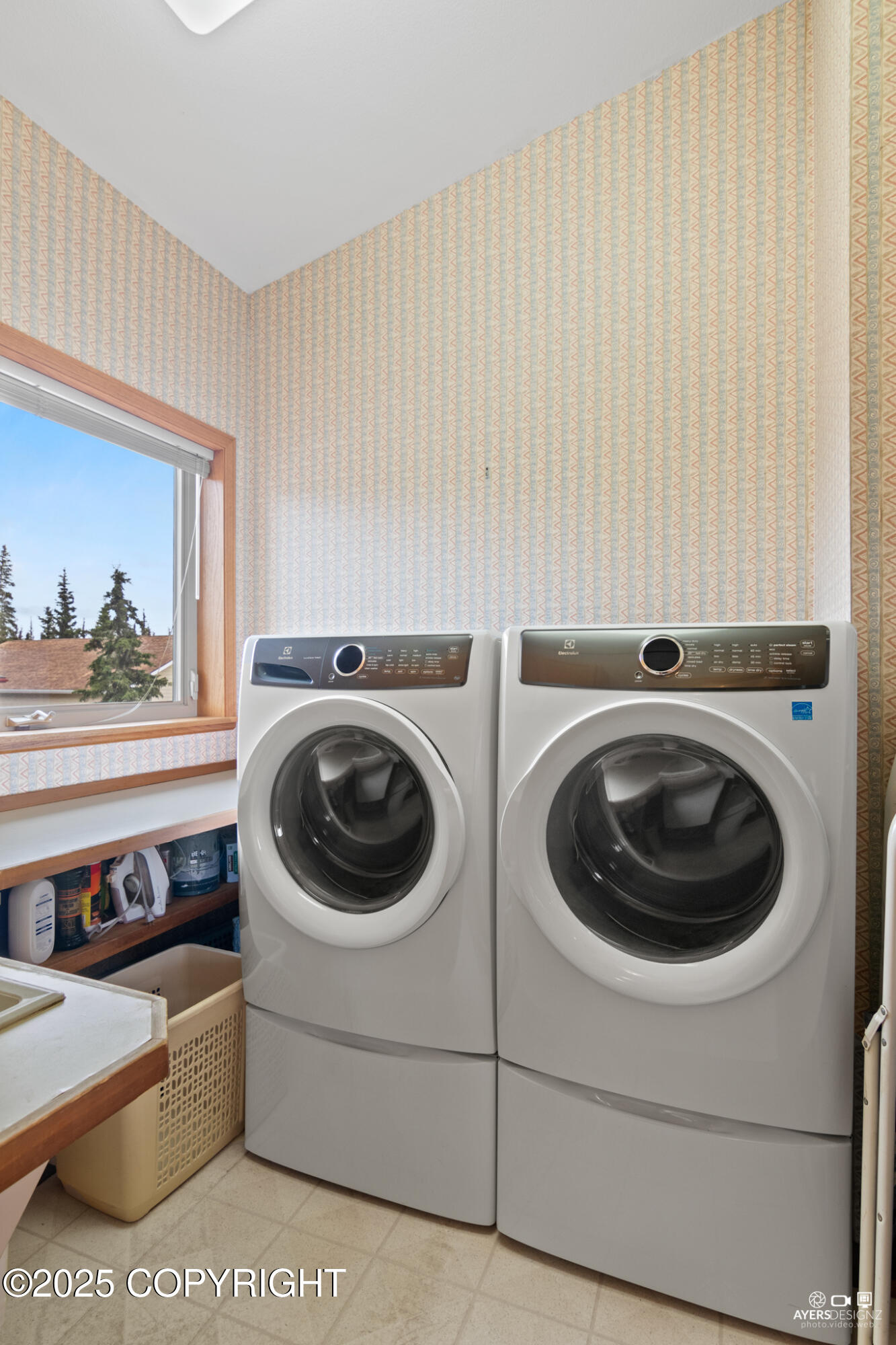 Kenai, Alaska, 99611, United States, 4 Bedrooms Bedrooms, ,5 BathroomsBathrooms,Residential,For Sale,1974536