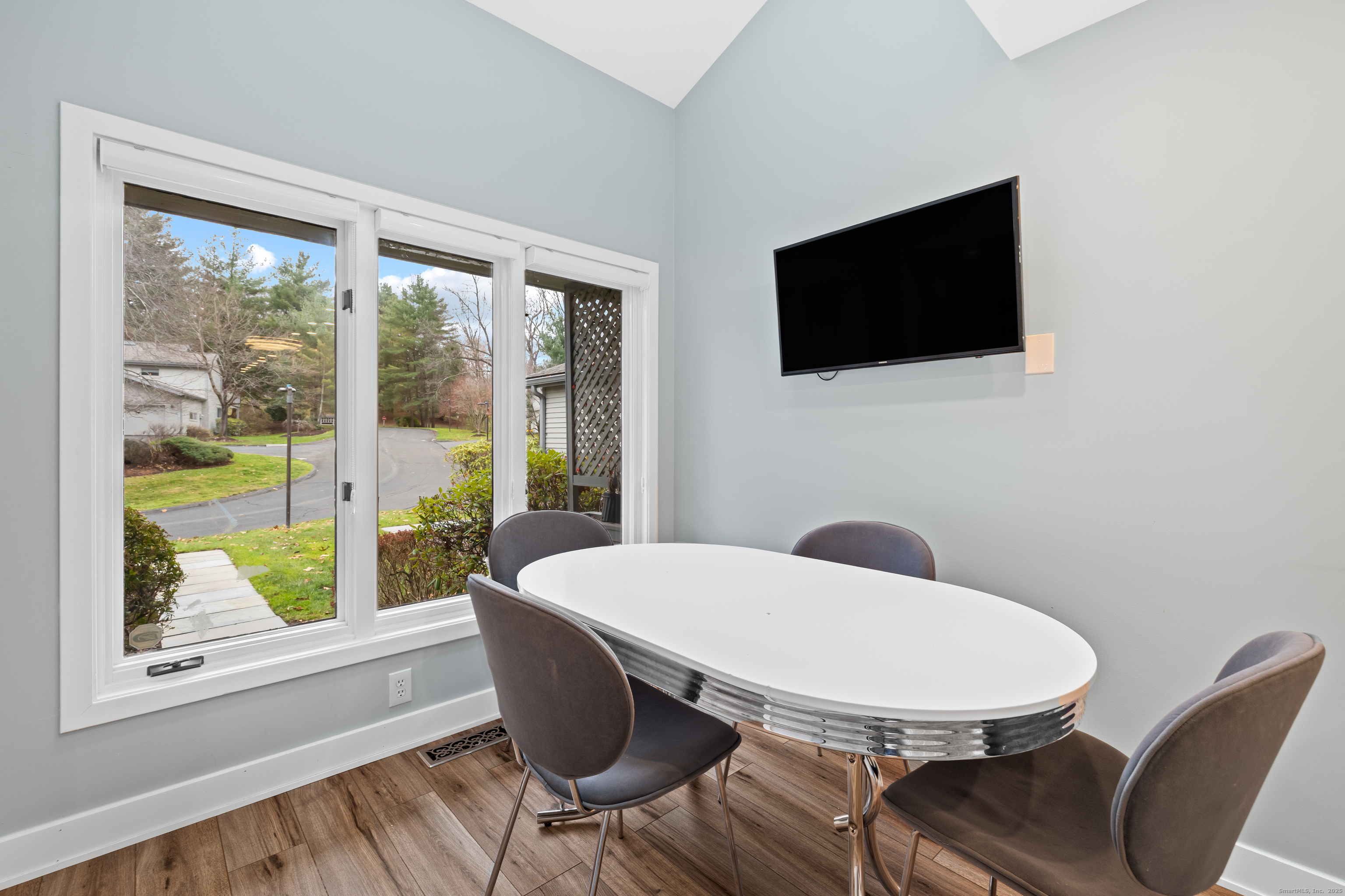 Avon, Connecticut, 06001, United States, 3 Bedrooms Bedrooms, ,4 BathroomsBathrooms,Residential,For Sale,1999811