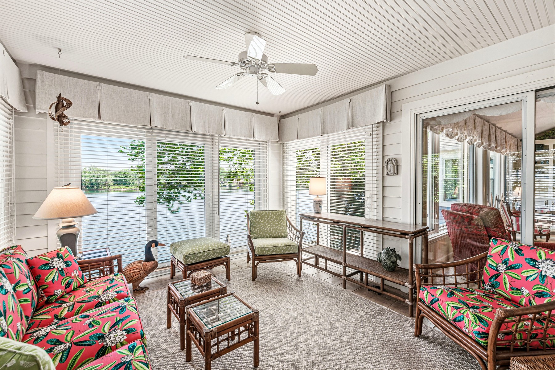  Beautifully Maintained Waterfront Home with Breathtaking Views - 物件實景