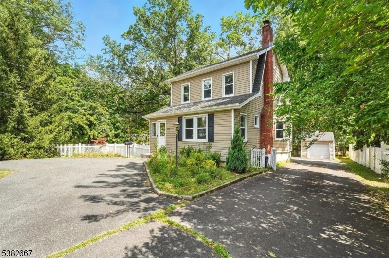 Livingston Twp., New Jersey, 07039, United States, 3 Bedrooms Bedrooms, ,2 BathroomsBathrooms,Residential,For Sale,1940708