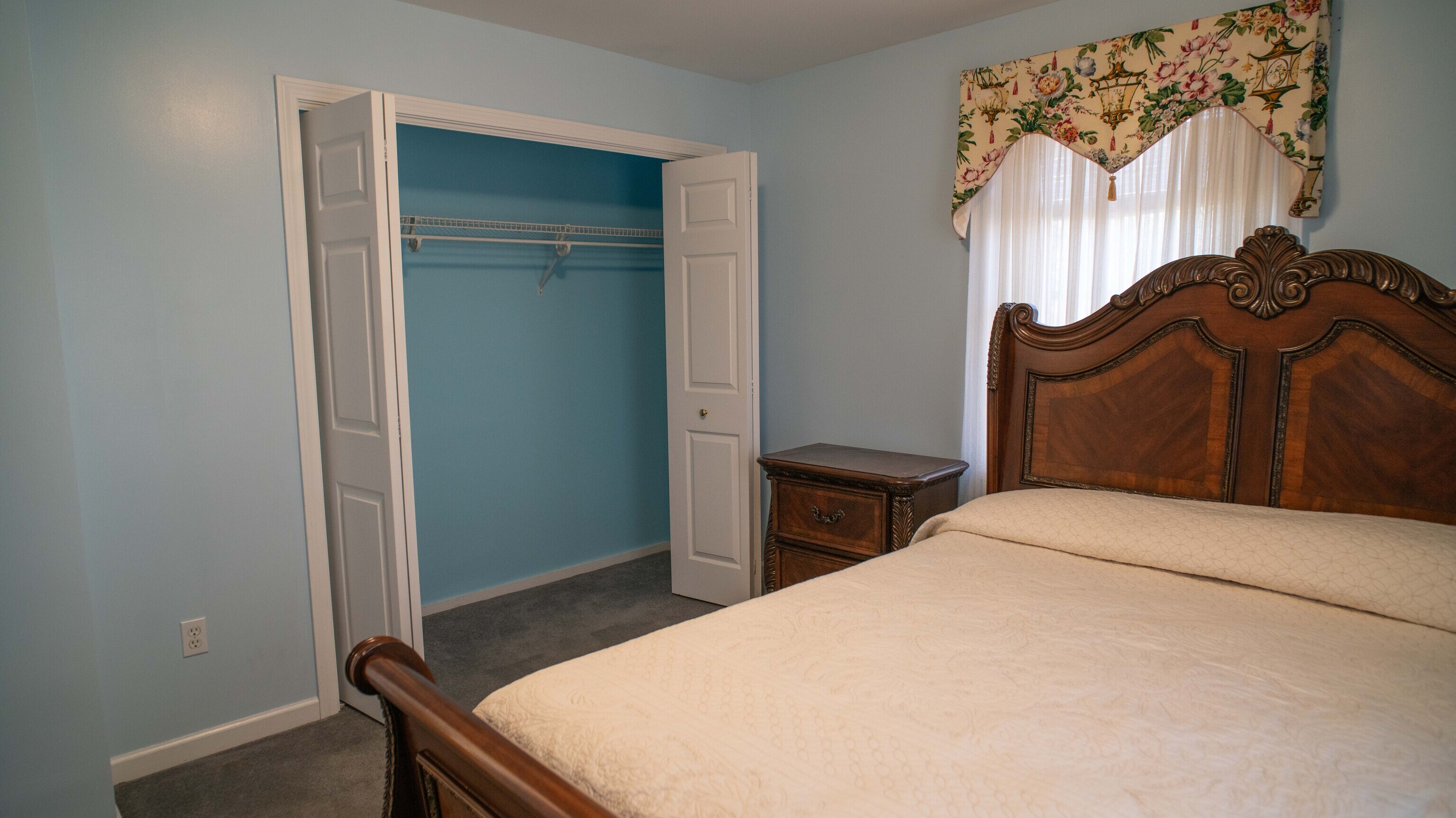 Tolland, Connecticut, 06084, United States, 4 Bedrooms Bedrooms, ,3 BathroomsBathrooms,Residential,For Sale,1989613