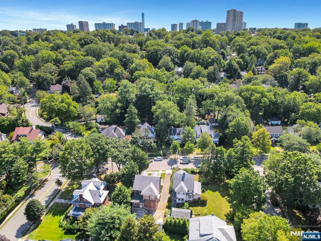 Leonia, New Jersey, 07605, United States, 5 Bedrooms Bedrooms, ,4 BathroomsBathrooms,Residential,For Sale,1934270