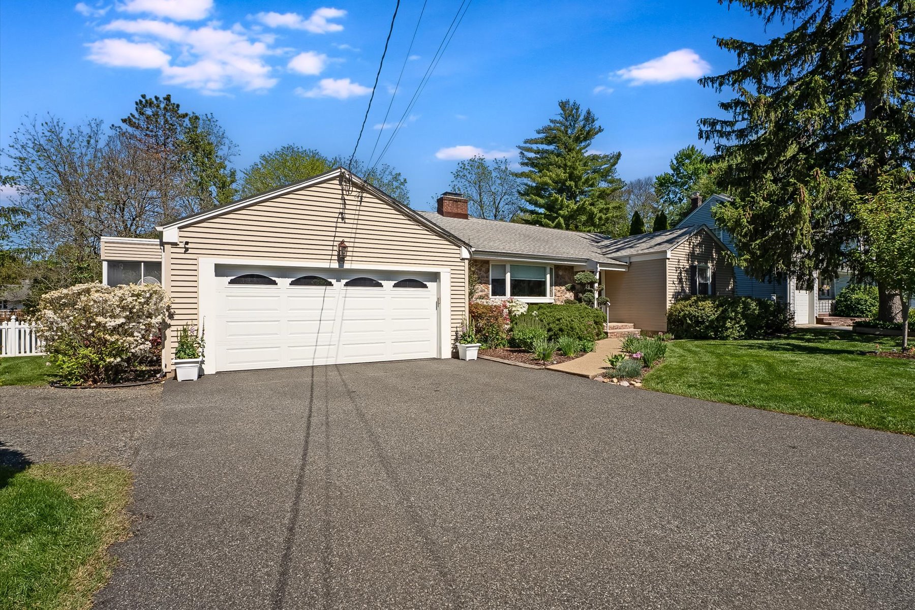  Easy One Floor Ranch Style Home with Vibrant and Perfectly Manicured Property - 物件實景