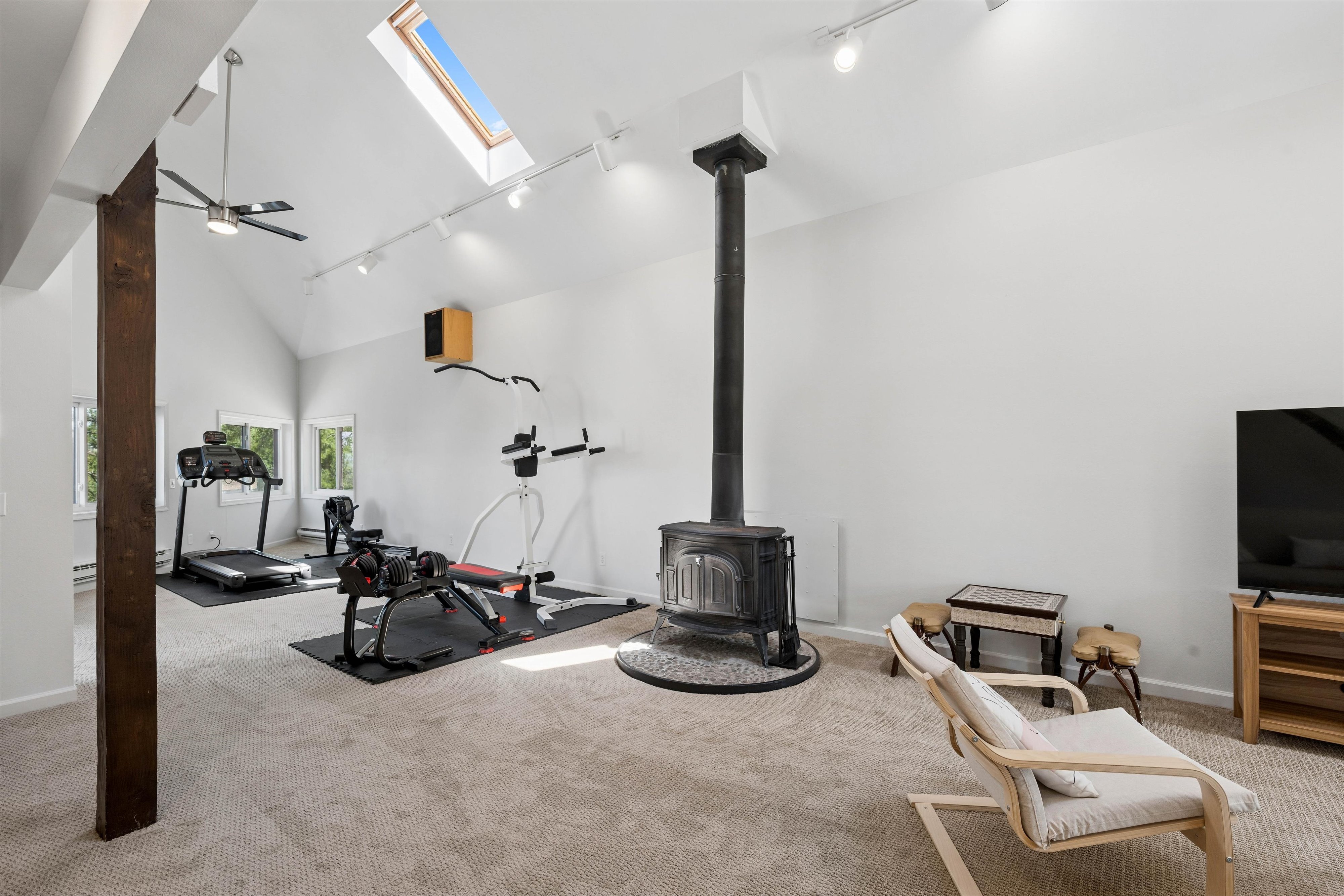  Experience Refined Mid-Century Inspired Mountain Living on 3.37 Acres - 物件實景