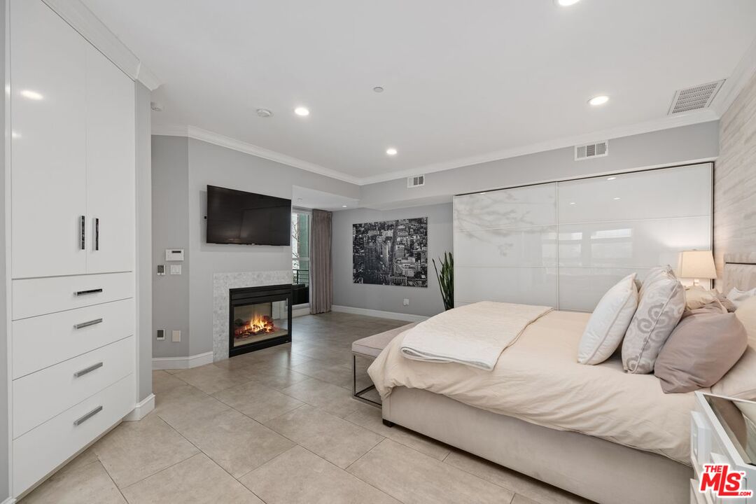 Los Angeles, California, 90094, United States, 3 Bedrooms Bedrooms, ,4 BathroomsBathrooms,Residential,For Sale,1947041