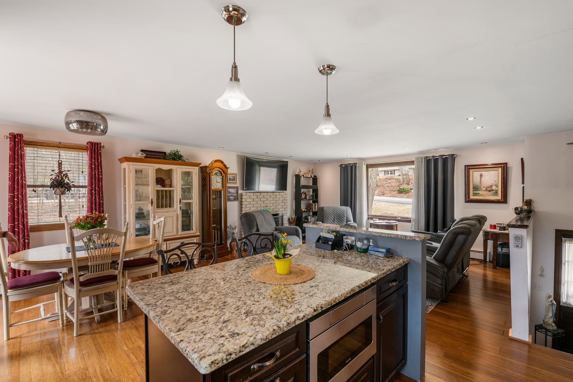 Derry, New Hampshire, 03038, United States, 3 Bedrooms Bedrooms, ,2 BathroomsBathrooms,Residential,For Sale,1935840