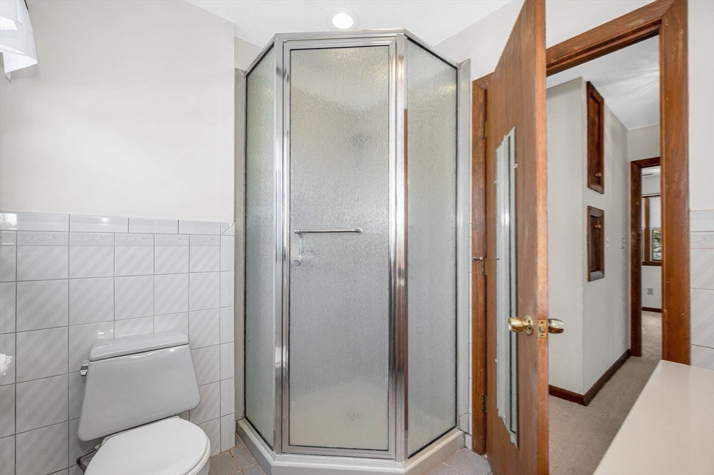 Billerica, Massachusetts, 01821, United States, 5 Bedrooms Bedrooms, ,4 BathroomsBathrooms,Residential,For Sale,2039558