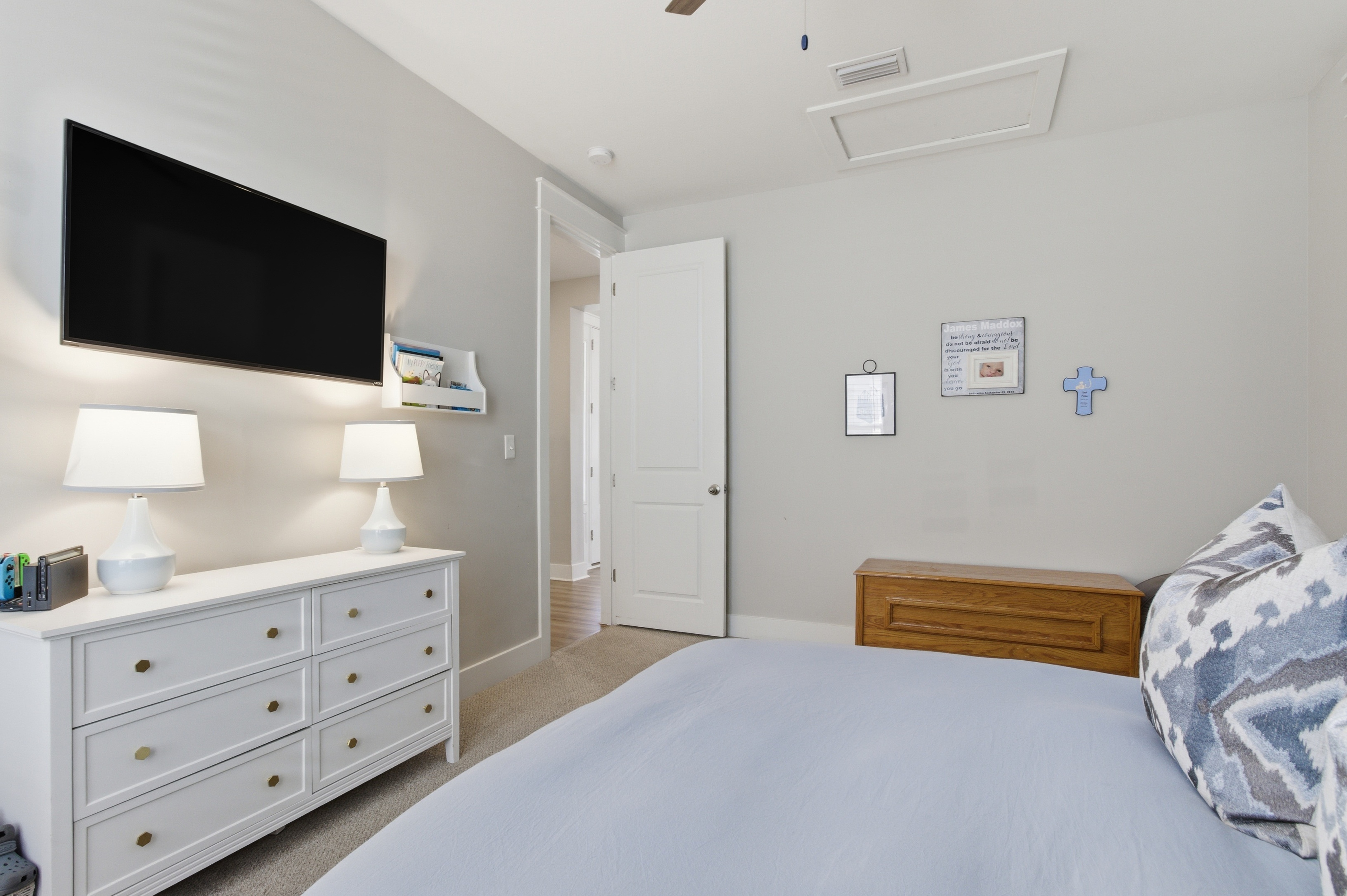  Spacious Corner-Lot Retreat With Flexible Living - 物件實景