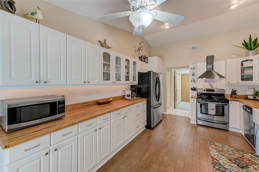 Largo, Florida, 33773, United States, 3 Bedrooms Bedrooms, ,2 BathroomsBathrooms,Residential,For Sale,1939430