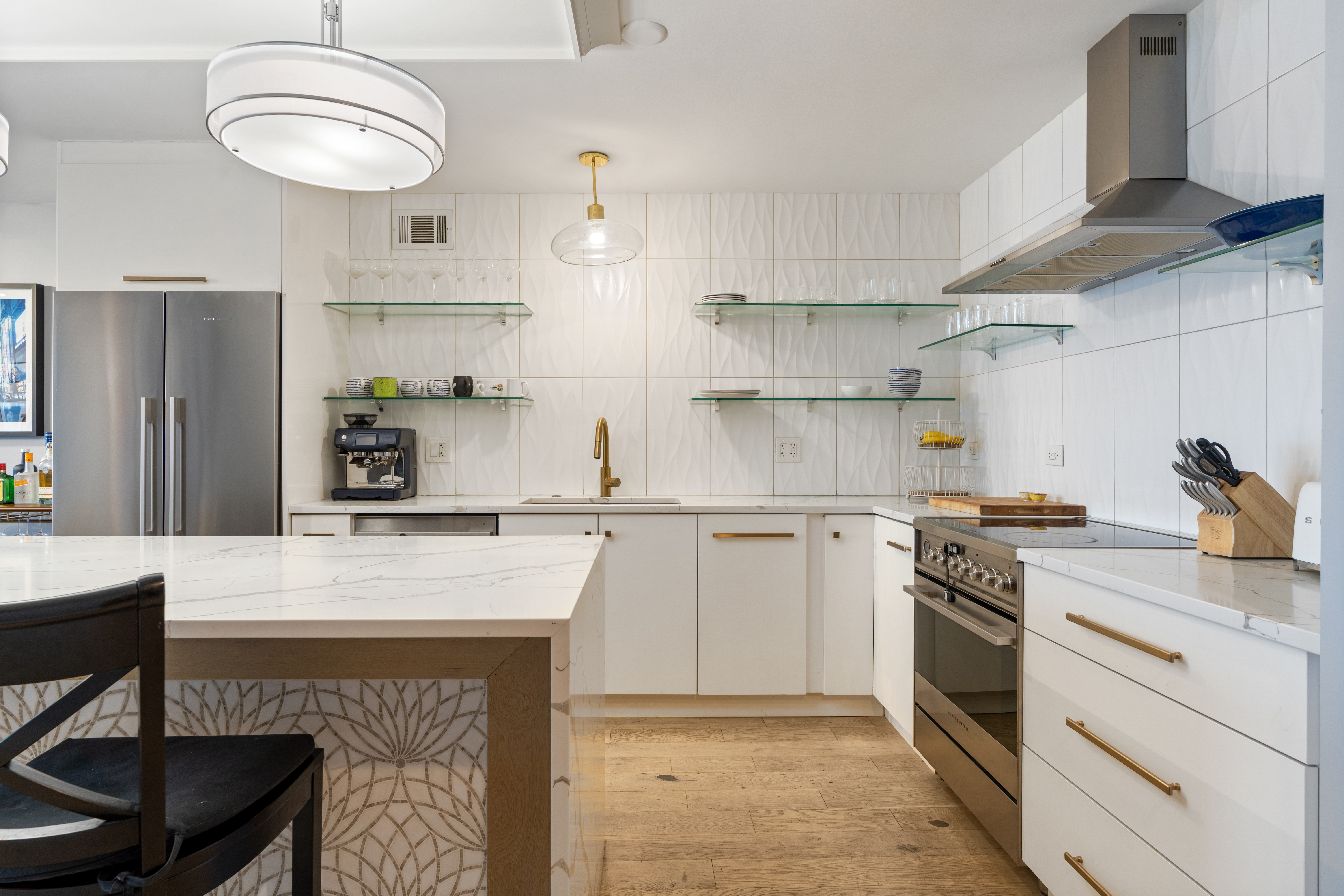  Enjoy Turnkey Lakefront Living in a Well-Established Gold Coast Building - 物件實景