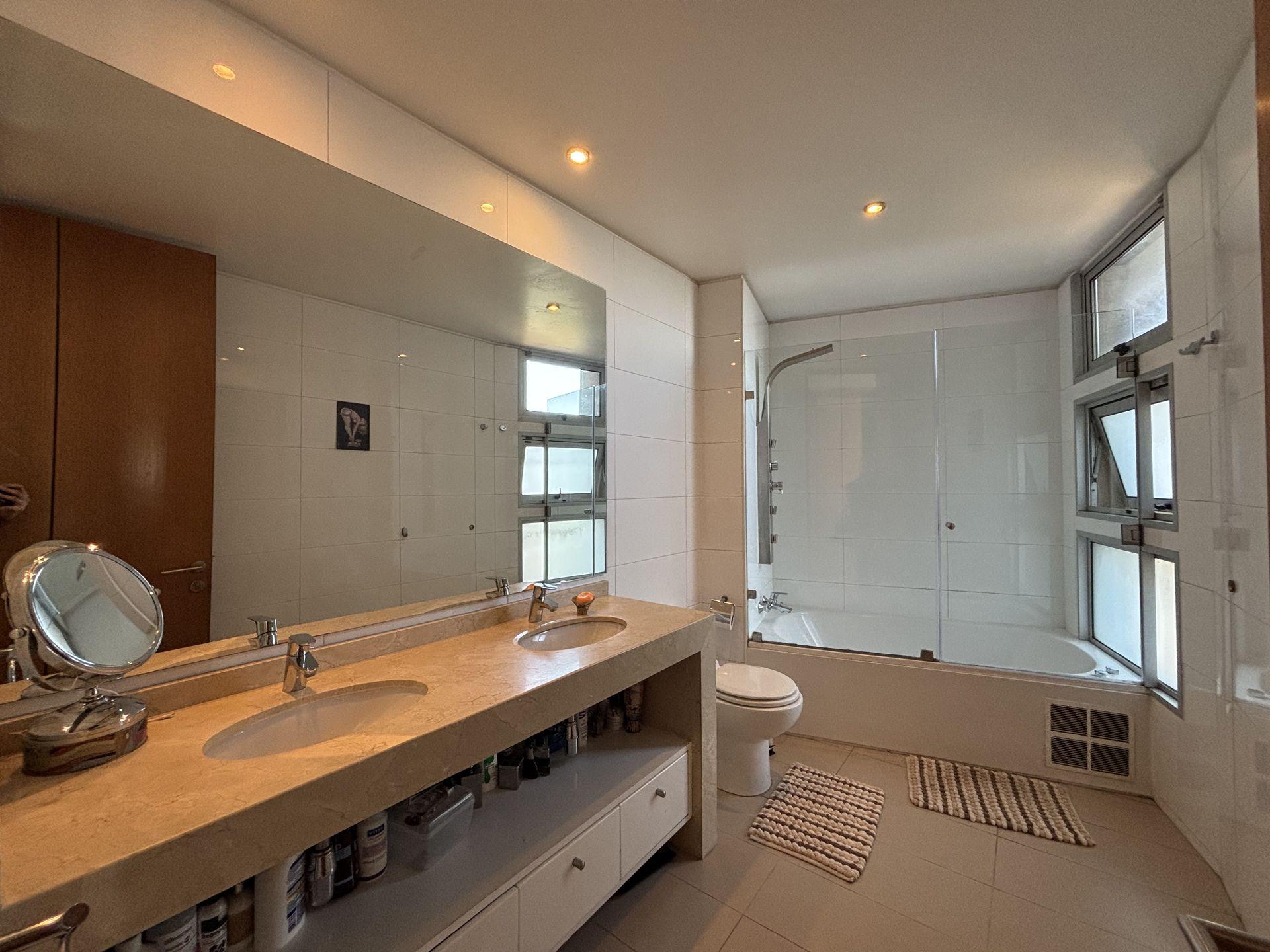 Las Condes, Chile, 6 Bedrooms Bedrooms, ,5 BathroomsBathrooms,Residential,For Sale,1898716