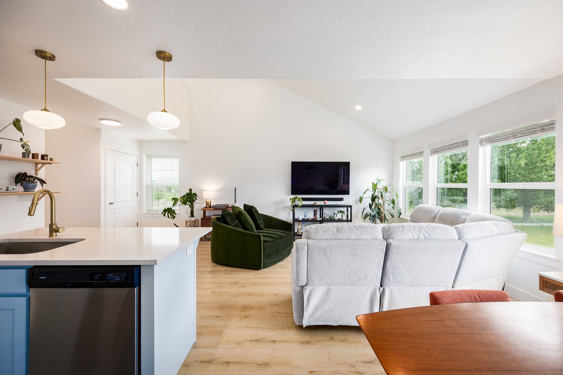  Meticulously Maintained End-Unit Townhome - 物件實景