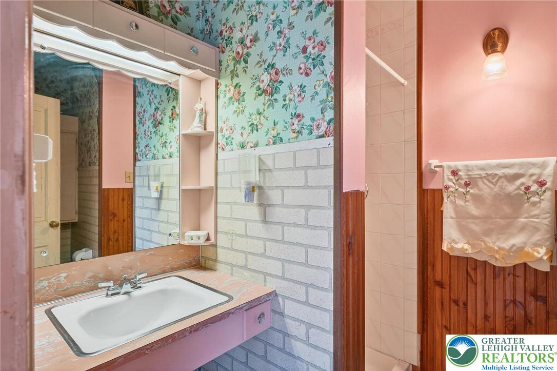 Jim Thorpe Boro, Pennsylvania, 18229, United States, 7 Bedrooms Bedrooms, ,3 BathroomsBathrooms,Residential,For Sale,1903669