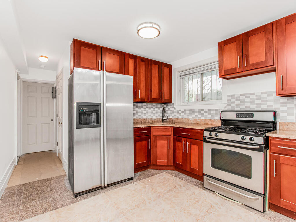 Bronx, New York, 10462, United States, 8 Bedrooms Bedrooms, ,3 BathroomsBathrooms,Residential,For Sale,1981445