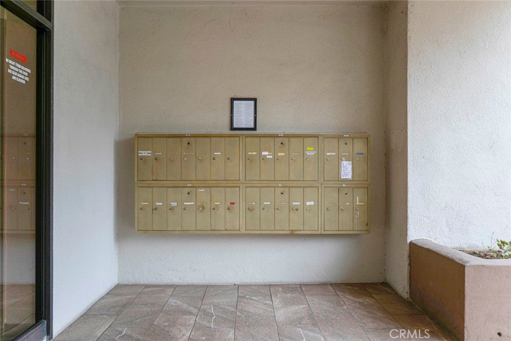 Glendale, California, 91202, United States, 2 Bedrooms Bedrooms, ,1 BathroomBathrooms,Residential,For Sale,1988969