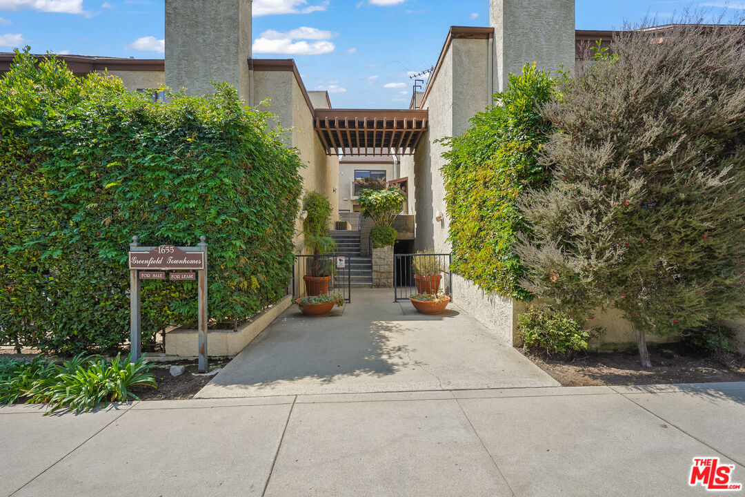 Los Angeles, California, 90025, United States, 2 Bedrooms Bedrooms, ,3 BathroomsBathrooms,Residential,For Sale,1940642