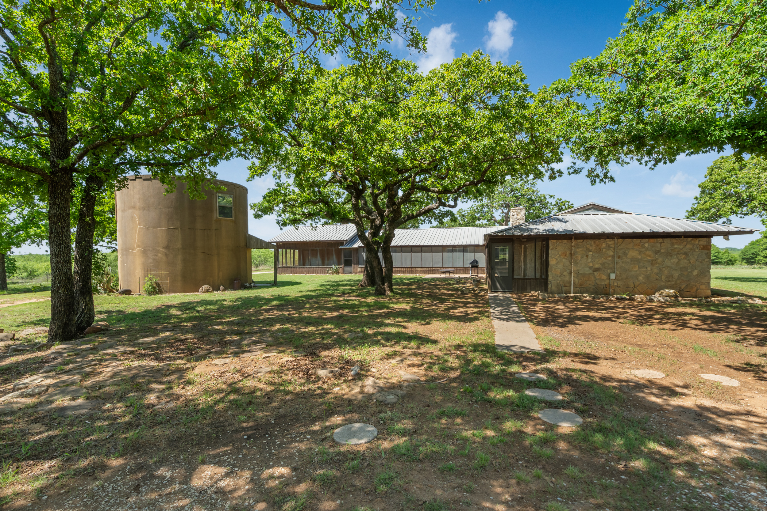  Ranch Style Rock Home on Private 80 Acres - 物件實景