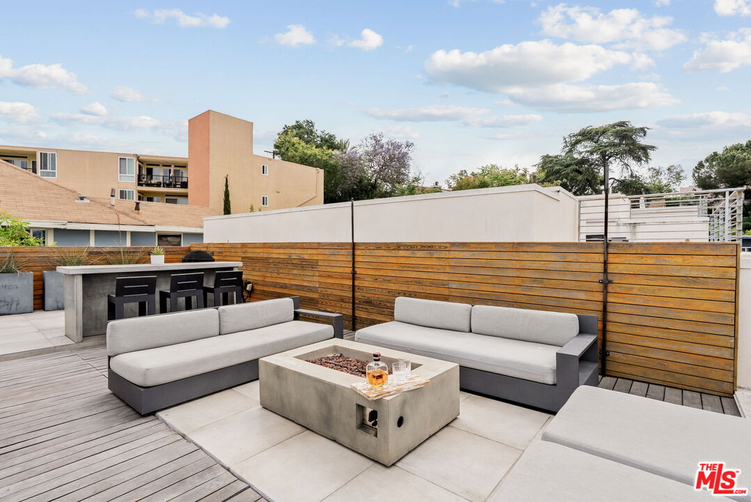 Los Angeles, California, 90026, United States, 3 Bedrooms Bedrooms, ,4 BathroomsBathrooms,Residential,For Sale,1829395