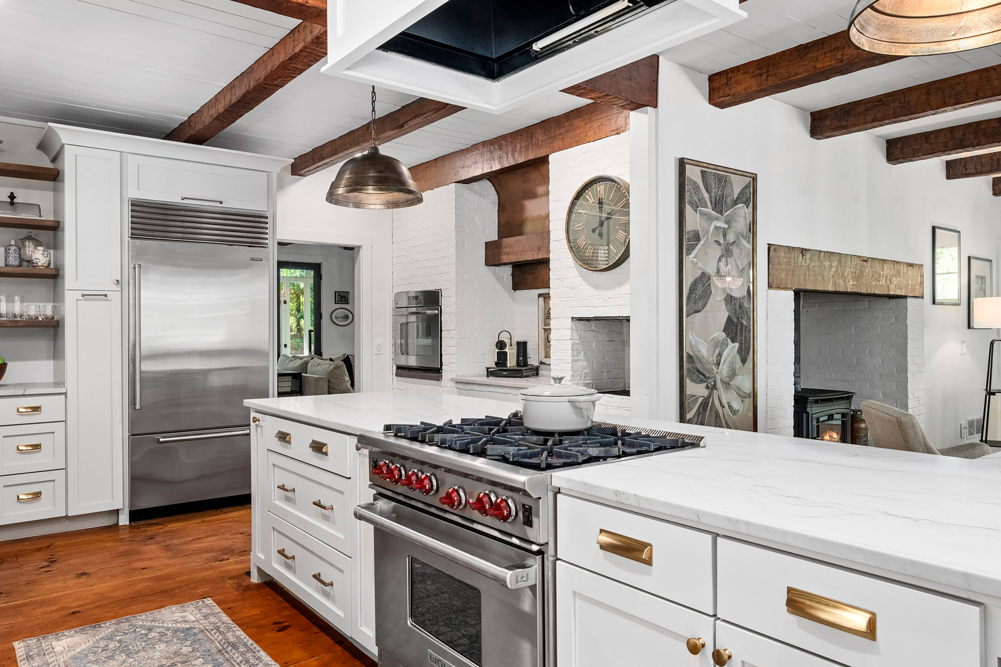  Live Timeless in Coveted Farmhouse on 4+ Private Gated Acres In Roswell - 物件實景