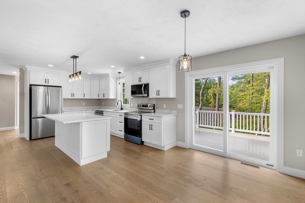 Lakeville, Massachusetts, 02347, United States, 3 Bedrooms Bedrooms, ,3 BathroomsBathrooms,Residential,For Sale,1943021