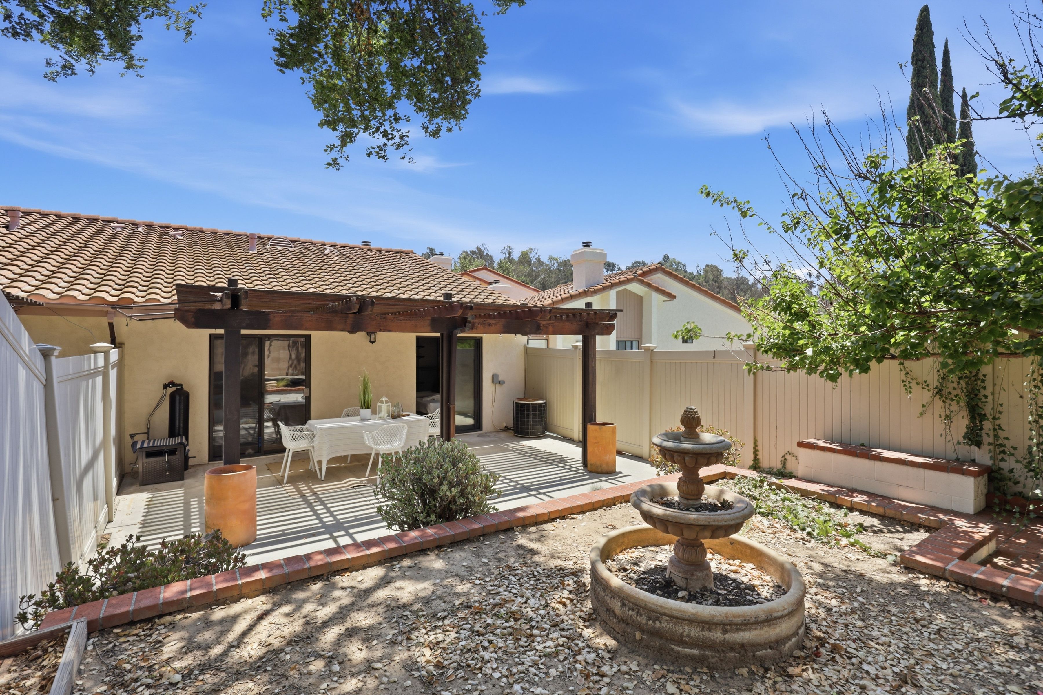  Charming End-Unit in Ojai - 物件實景