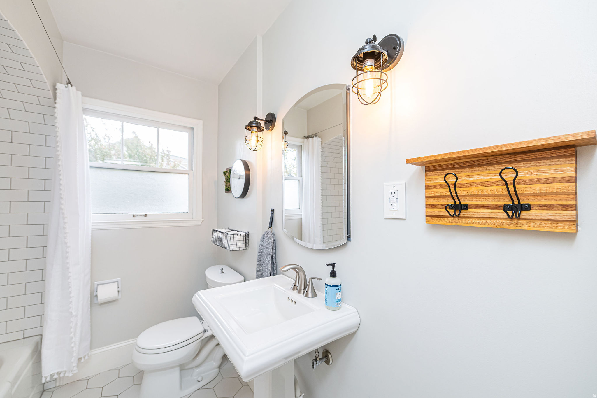 Bountiful, Utah, 84010, United States, 3 Bedrooms Bedrooms, ,2 BathroomsBathrooms,Residential,For Sale,1985173