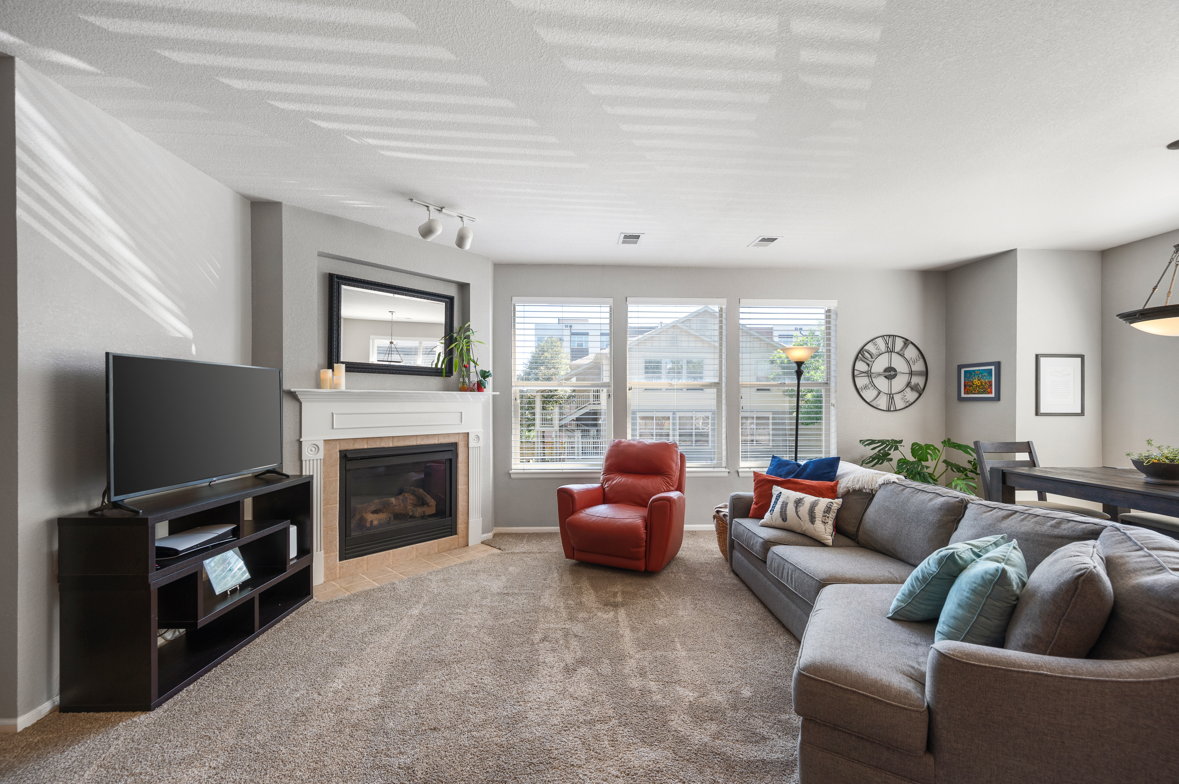  Beautifully Designed 2nd-floor Condo in Sought-after Community of Edgewater Park - 物件實景