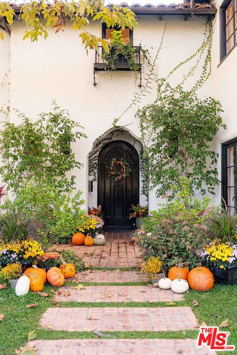 Los Angeles, California, 90004, United States, 4 Bedrooms Bedrooms, ,5 BathroomsBathrooms,Residential,For Sale,1989433