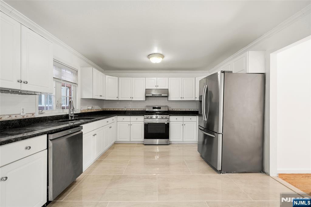 Palisades Park, New Jersey, 07650, United States, 3 Bedrooms Bedrooms, ,4 BathroomsBathrooms,Residential,For Sale,1995559