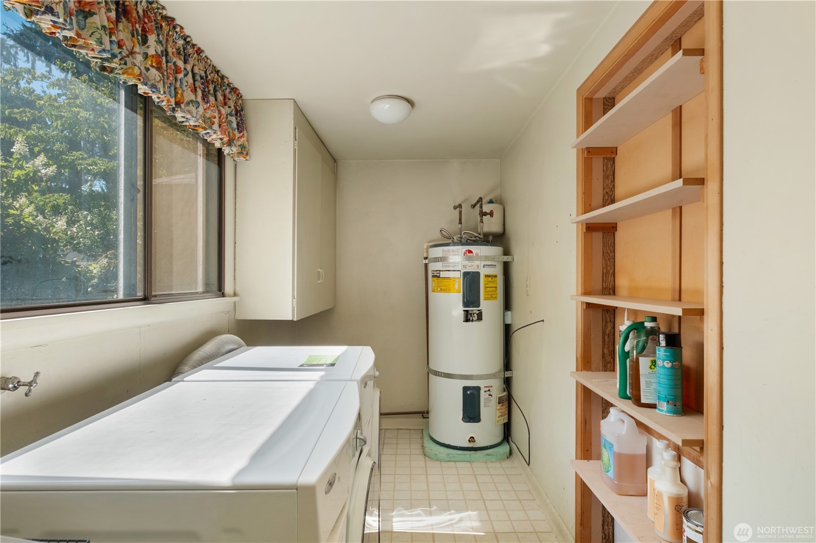 Kirkland, Washington, 98033, United States, 3 Bedrooms Bedrooms, ,2 BathroomsBathrooms,Residential,For Sale,1904417