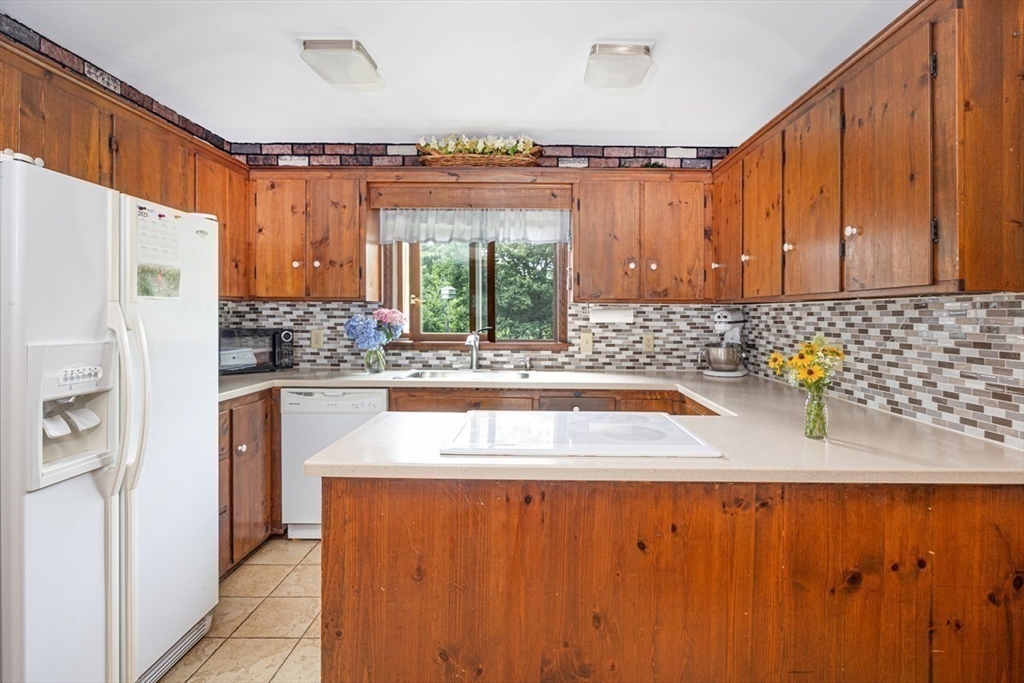 Rochester, Massachusetts, 02770, United States, 3 Bedrooms Bedrooms, ,2 BathroomsBathrooms,Residential,For Sale,1902514