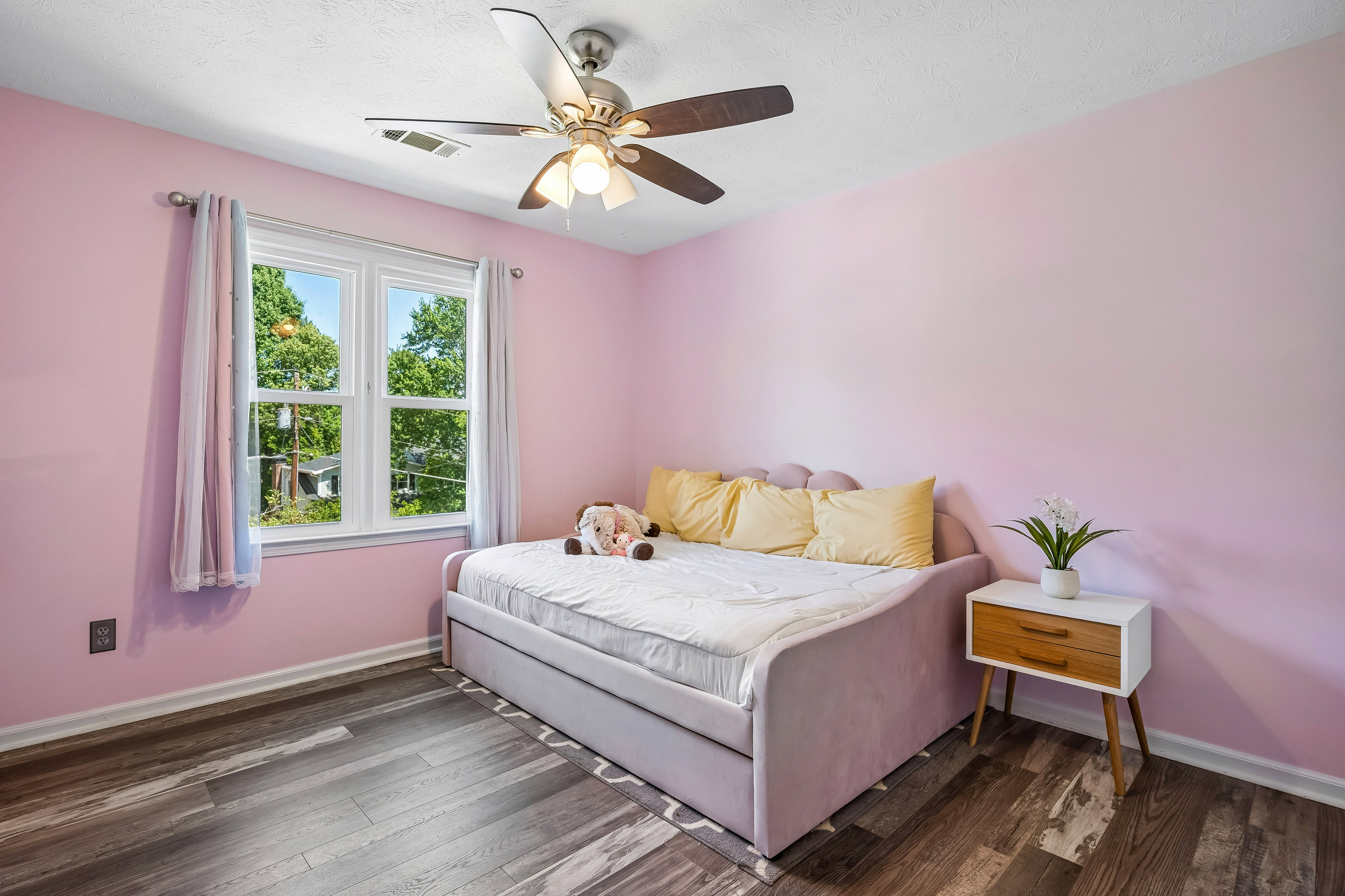  Charming Tudor-style Home Nestled in the Heart of Embry Hills - 物件實景