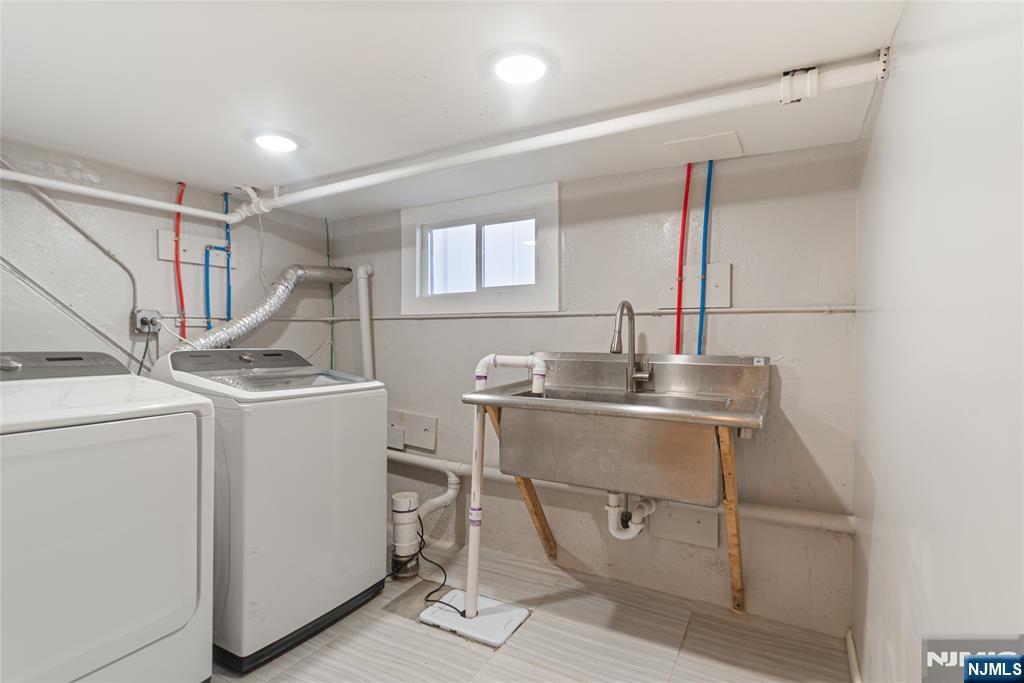 Teaneck, New Jersey, 07666, United States, 3 Bedrooms Bedrooms, ,2 BathroomsBathrooms,Residential,For Sale,1987513