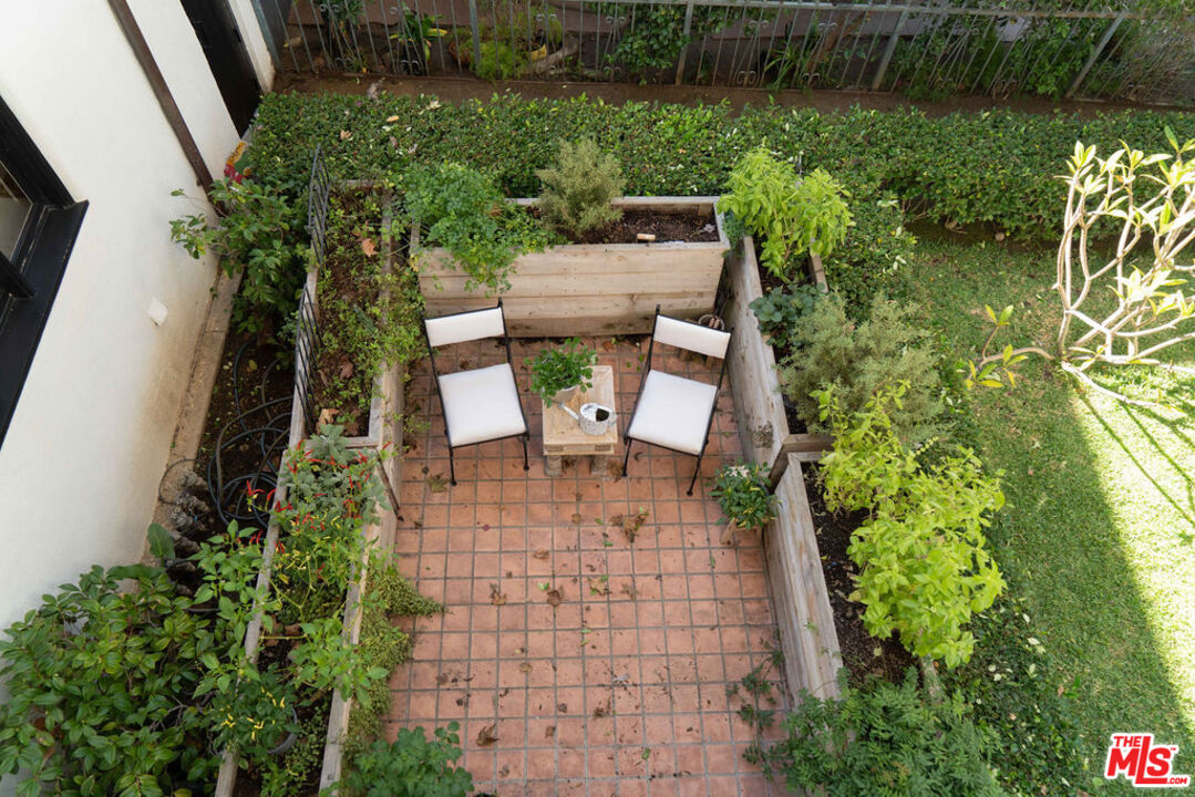 Los Angeles, California, 90004, United States, 4 Bedrooms Bedrooms, ,5 BathroomsBathrooms,Residential,For Sale,1989433