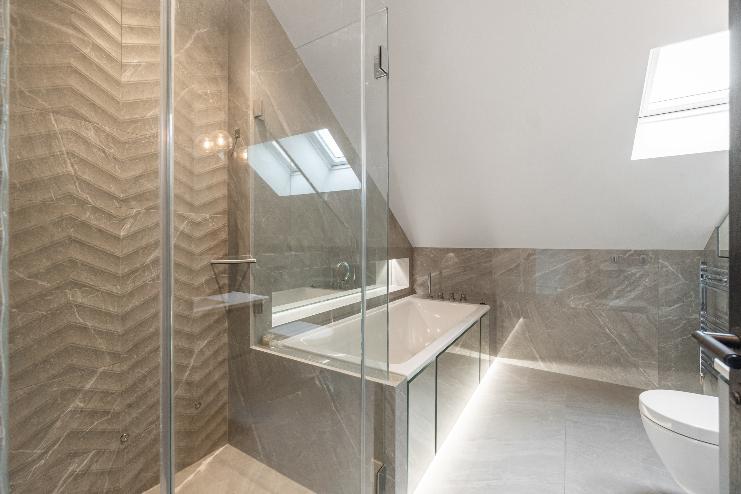  A seven-bedroom Cobham home with a swimming pool and landscaped gardens - 物件實景