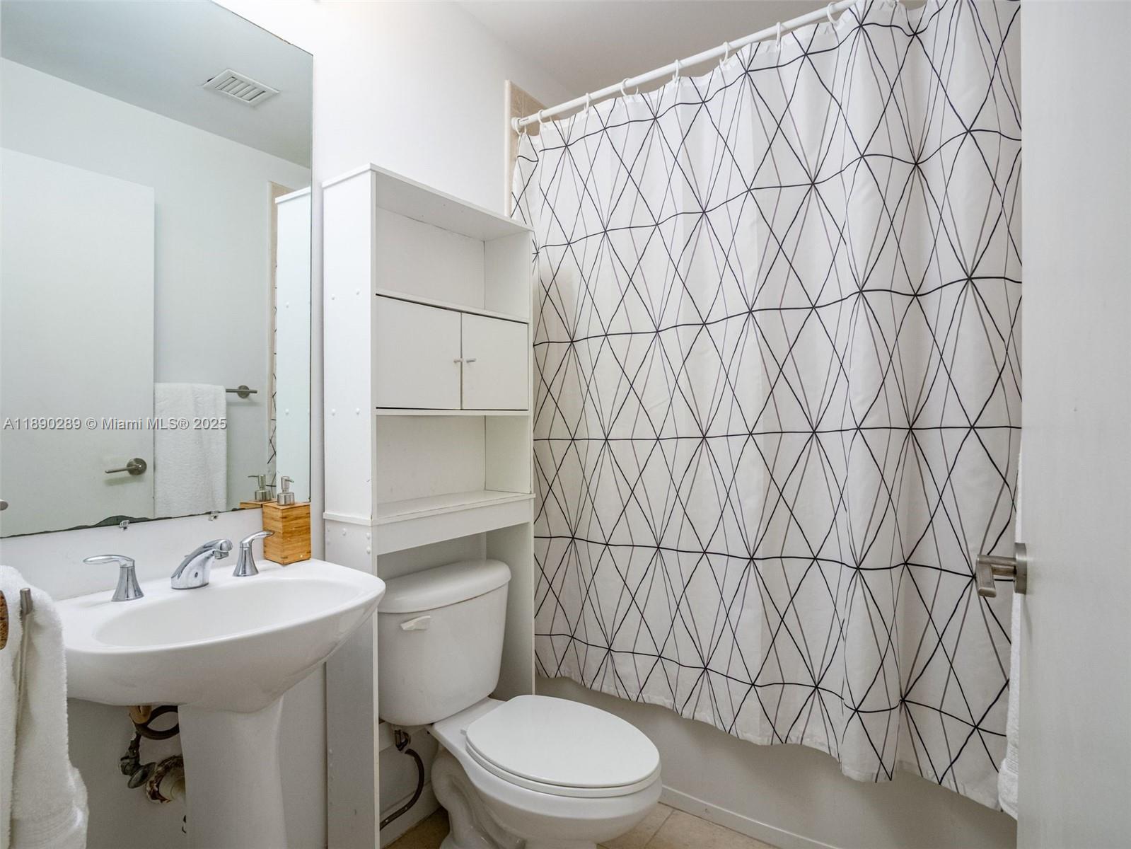 Aventura, Florida, 33180, United States, 3 Bedrooms Bedrooms, ,3 BathroomsBathrooms,Residential,For Sale,1961419