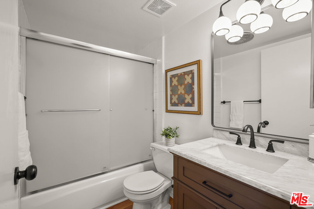 Los Angeles, California, 90025, United States, 2 Bedrooms Bedrooms, ,3 BathroomsBathrooms,Residential,For Sale,1940642