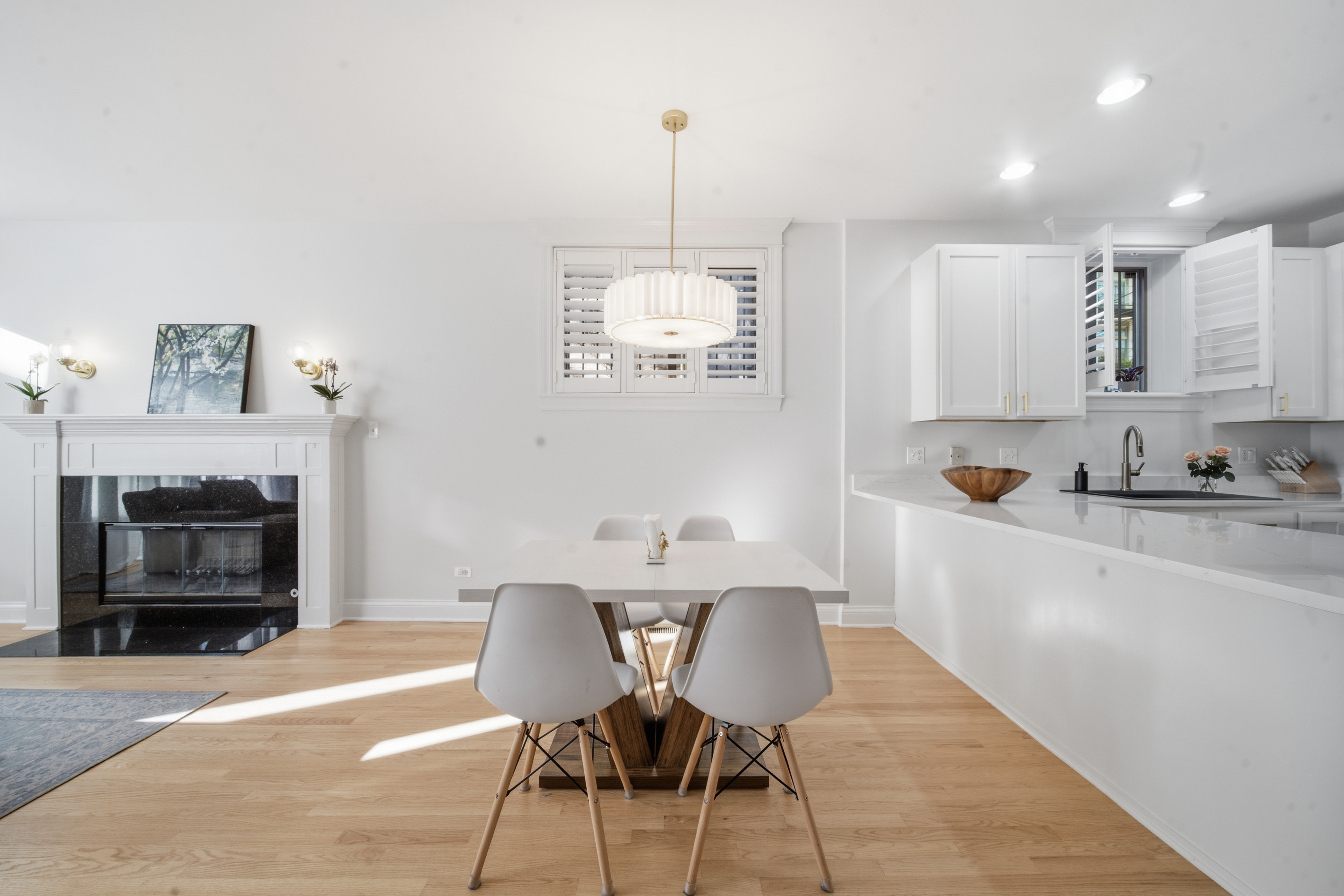  Condo Set on a Beautiful Tree-lined, One-way Street in the Heart of Lakeview - 物件實景