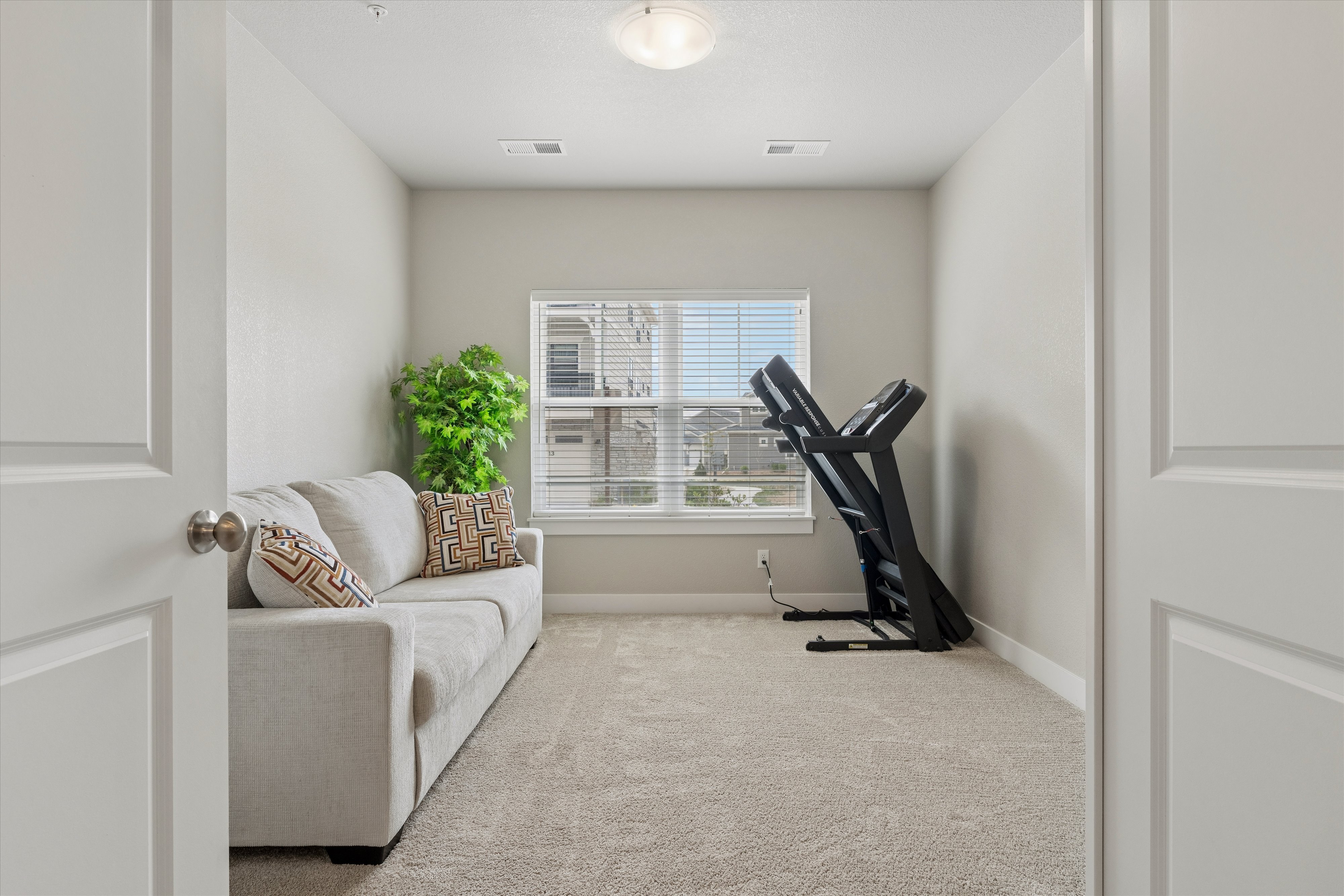  Enjoy Effortless, Lock-and-Leave Living in this Beautifully Finished Home - 物件實景